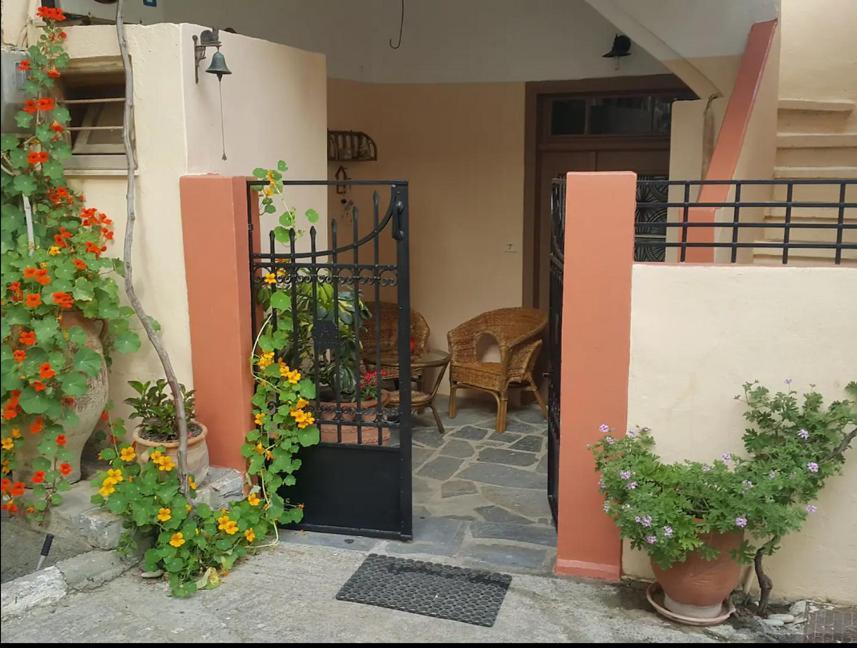 Traditional Residence With Terrace Latsida Exterior foto